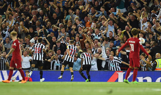 Alexander Isak of Newcastle United celebrates