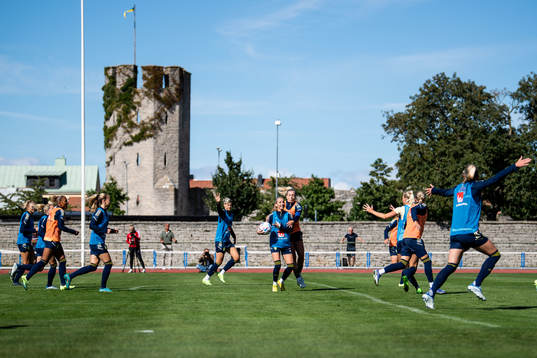 Kosovare Asllani and Linda Sembrant