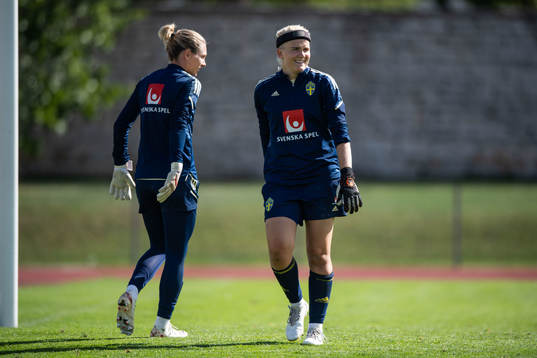 Goalkeeper Jennifer Falk and goalkeeper Emma Holmgren