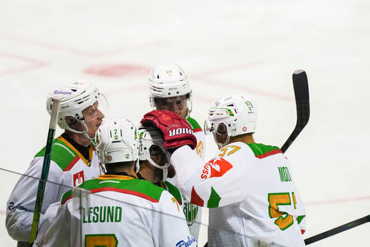 Riley Sheen of Rögle celebrate with team mates
