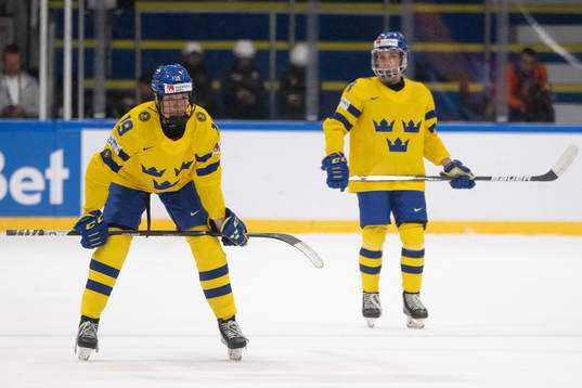 Sara Hjalmarsson and Ebba Berglund look dejected