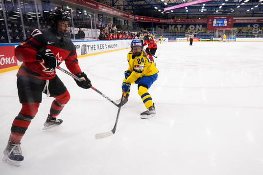 Ella Shelton of Canada and Felizia Wikner-Zienkiewicz of