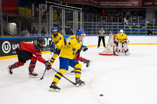 Laura Stacey of Canada and Ebba Berglund of Sweden