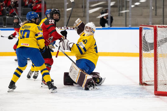 Sarah Nurse of Canada and goaltender Emma Söderberg of