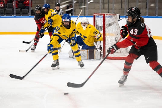 Paula Bergström of Sweden and Kristin O'neill of Canada