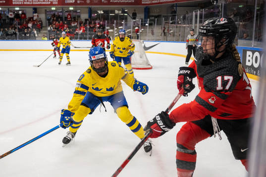 Mina Waxin of Sweden and Ella Shelton of Canada