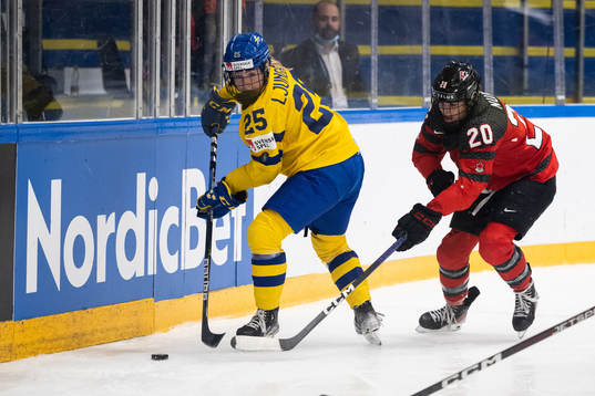 Lina Ljungblom of Sweden and Sarah Nurse of Canada
