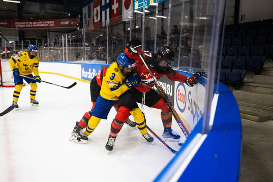 Anna Kjellbin of Sweden and Ella Shelton of Canada