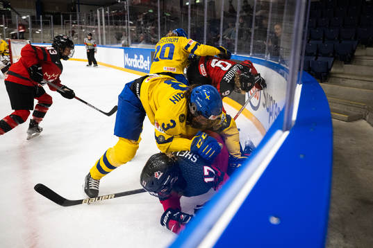 Anna Kjellbin of Sweden and Ella Shelton of Canada