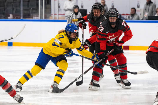 Sofie Lundin of Sweden and Erin Ambrose of Canada