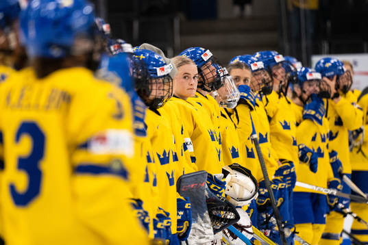 Goaltender Emma Söderberg and players of Sweden look
