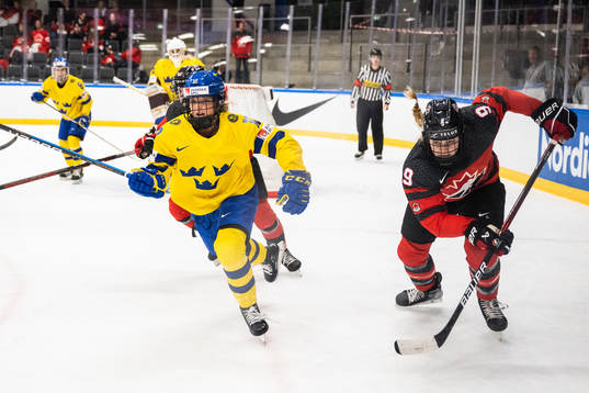 Mina Waxin of Sweden and Jessie Eldridge of Canada