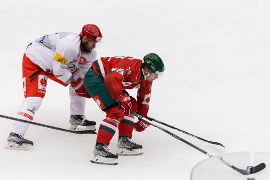 Lukas Cingel of Mountfield and Patrik Carlsson of Frölunda