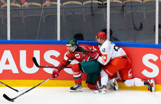 Patrik Carlsson of Frölunda and Radek Pilar