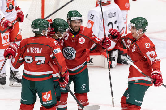 Jacob Nilsson of Frölunda celebrate with team mates