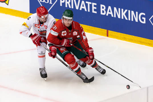 Lukas Cingel of Mountfield and Jere Innala of Frölunda