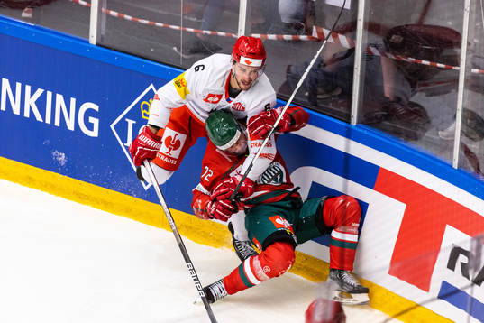 Lukas Cingel of Mountfield and Patrik Carlsson of Frölunda