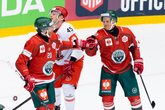 Max Friberg of Frölunda celebrates scoring 3-1 with team