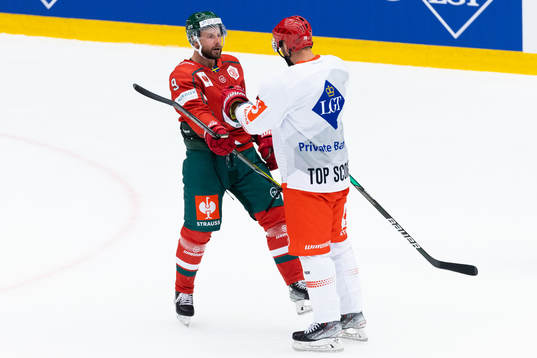 Jan Mursak of Frölunda and Radek Smolensk of Mountfield
