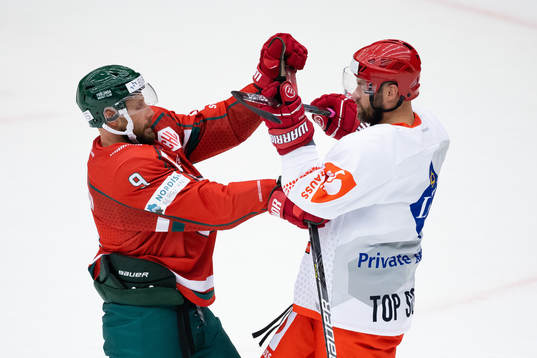 Jan Mursak of Frölunda and Radek Smolensk of Mountfield