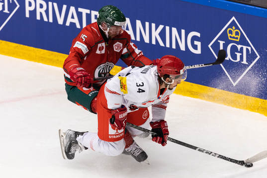 Anders Grönlund of Frölunda and Kevin Klima of Mountfield