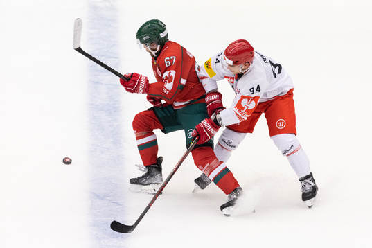 Jacob Nilsson of Frölunda and Jordann Perret of Mountfield