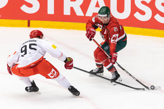 Nikita Scerbak of Mountfield and Jere Innala of Frölunda