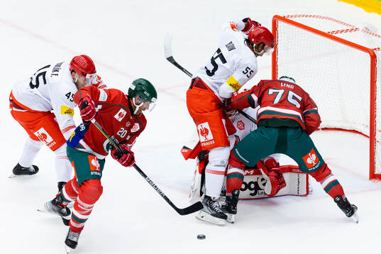 Joel Lundqvist and Radan Lenc of Frölunda in front of
