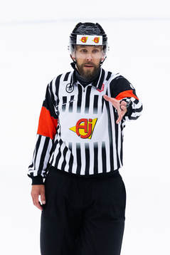 Referee Marcus Linde