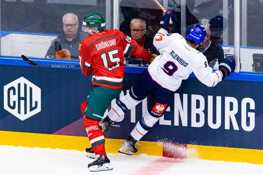 Anders Grönlund of Frölunda hits Jan Nijenhuis of