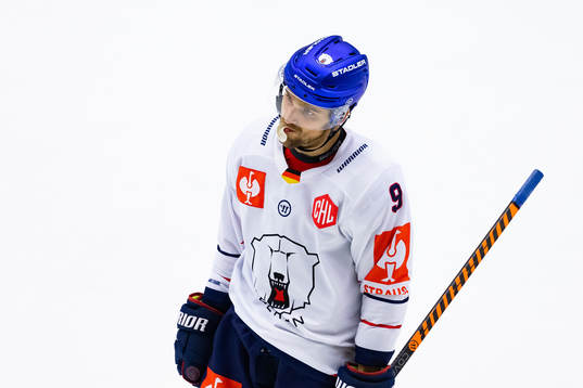 Jan Nijenhuis of Eisbären Berlin look dejected