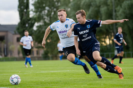 Bellevue's Wiktor Mazur jagar Staffanstorps Viktor Welander