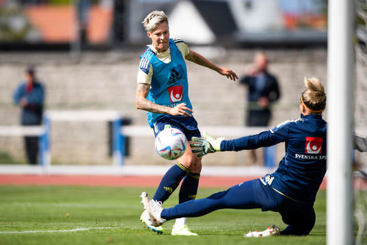 Lina Hurtig and goalkeeper Jennifer Falk