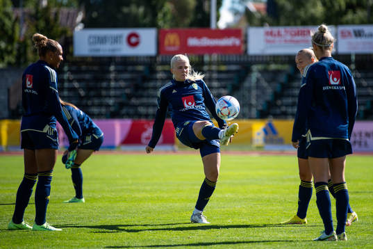 Madelen Janogy, goalkeeper Emma Holmgren, Hanna Bennison