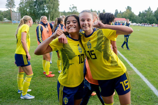 Sveriges Mercy Sabuni Söderling och Hedda Johansson jublar