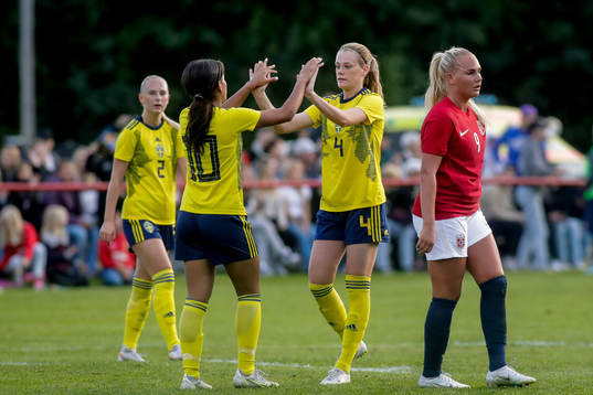 Sveriges Mercy Sabuni Söderling och Sofia Reidy jublar