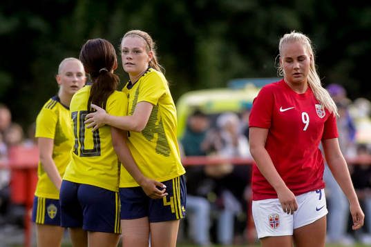 Sveriges Mercy Sabuni Söderling och Sofia Reidy jublar