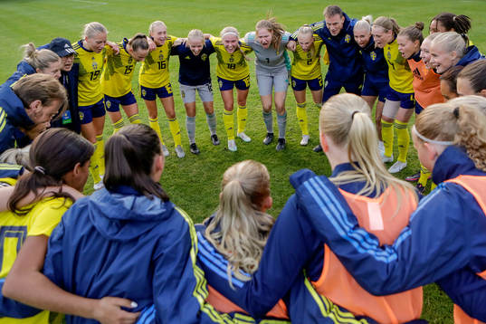 Bläddra bland fler bilder av Fotboll, Dam, F18, Träningslandskamp, Sverige - Norge