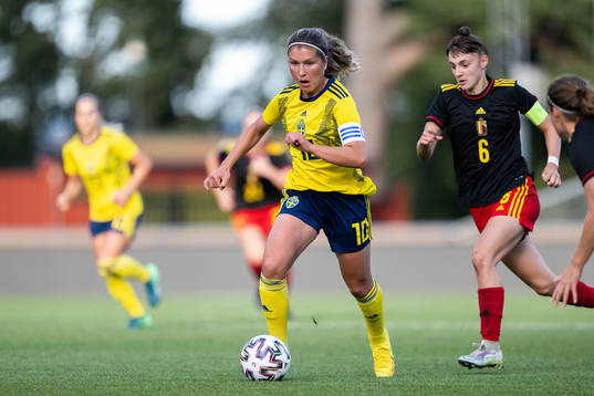 Loreta Kullashi of Sweden and Zenia Mertens of Belgium