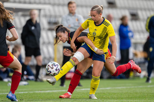 Luna Vanzeir of Belgium and Cornelia Kapocs of Sweden