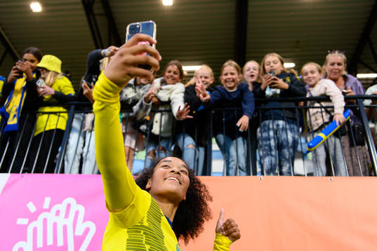 Evelina Duljan of Sweden takes pictures with the supporters
