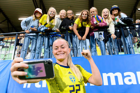 Zara Jönsson of Sweden takes pictures with the supporters