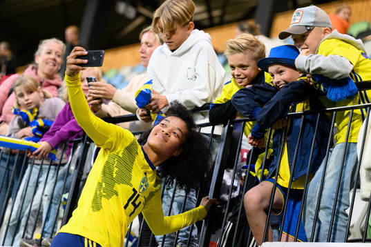 Evelina Duljan of Sweden takes pictures with the supporters