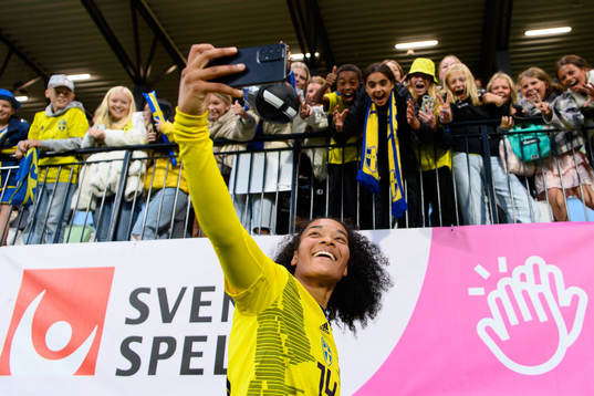 Evelina Duljan of Sweden takes pictures with the supporters