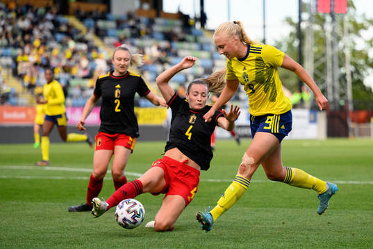 Sterre Gielen of Belgium and Stinalisa Johansson of Sweden