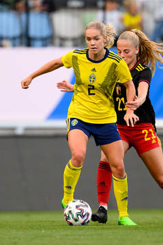 Hanna Lundkvist of Sweden and Tess Lameir of Belgium
