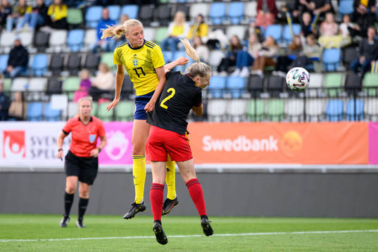 Elma Junttila Nelhage of Sweden and Gwyneth Vanaenrode of