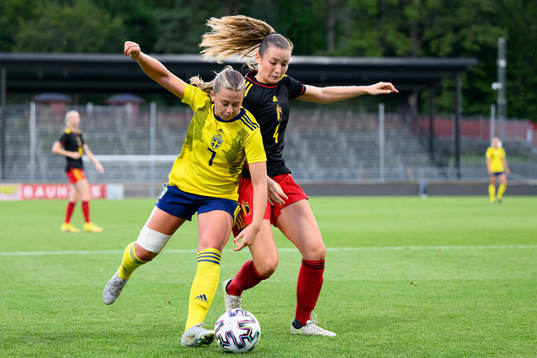 Cornelia Kapocs of Sweden and Sterre Gielen of Belgium