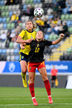 Loreta Kullashi of Sweden and Luna Vanzeir of Belgium