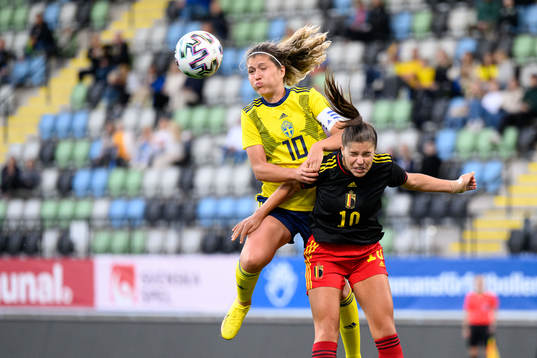 Loreta Kullashi of Sweden and Luna Vanzeir of Belgium